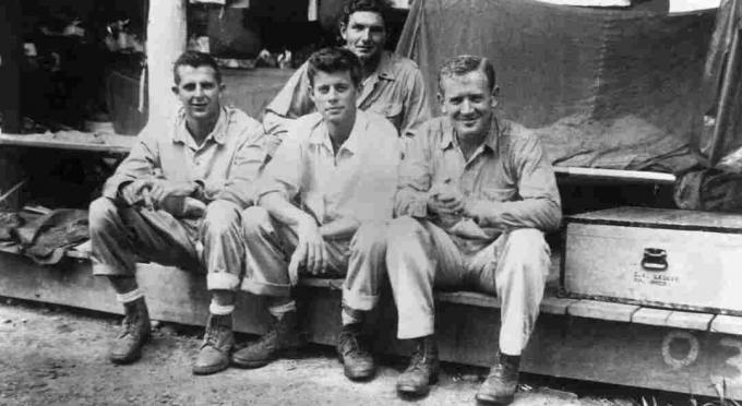 جون ف. كينيدي مع زملائه أعضاء الطاقم