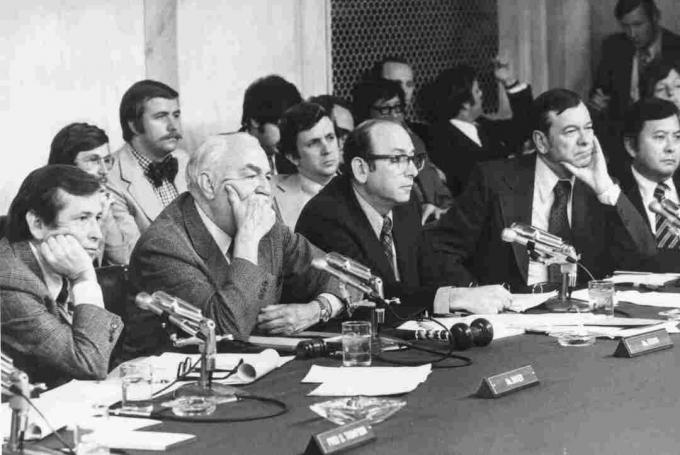 صورة لجلسة استماع لجنة ووترغيت لمجلس الشيوخ لعام 1973.