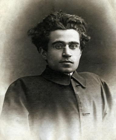 أنطونيو غرامشي (1891-1937) ، سياسي ؛ قبل التمسك بالحزب الاشتراكي ، ثم أحد مؤسسي الحزب الشيوعي الإيطالي في عام 1921