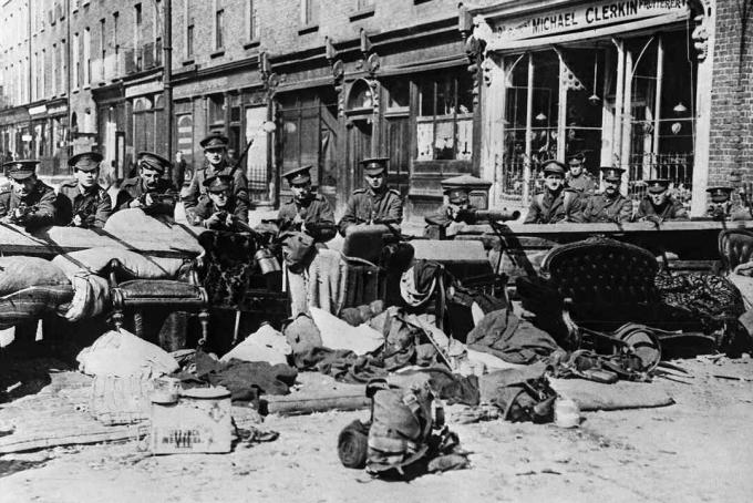 صورة للقوات البريطانية خلال عام 1916 في عيد الفصح في دبلن
