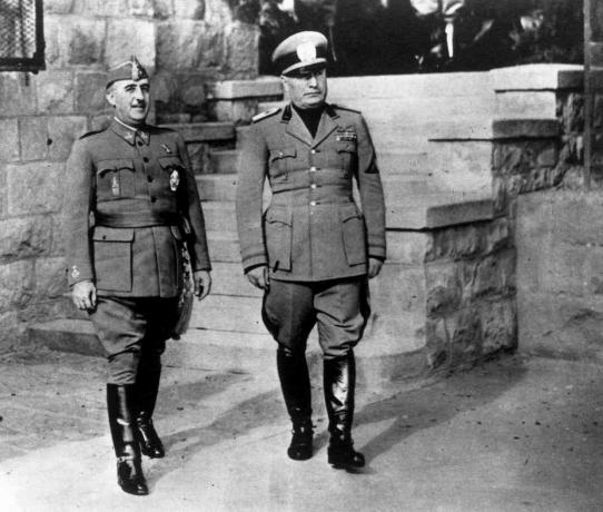 الزعيم الإسباني الاستبدادي فرانسيسكو فرانكو (إلى اليسار) مع الديكتاتور الإيطالي بينيتو موسوليني ، 4 مارس 1944