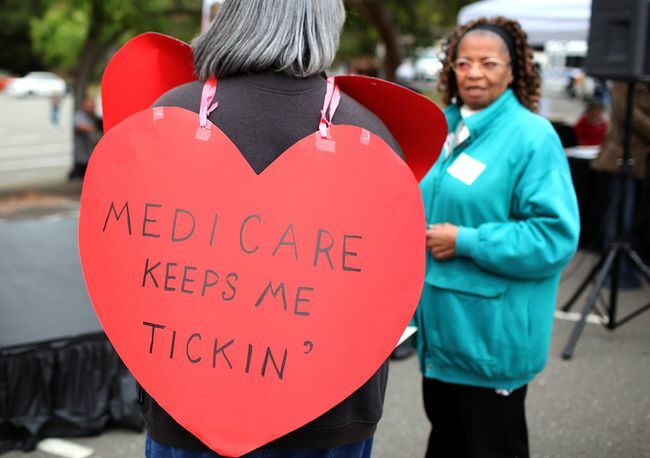 امرأة ترتدي لافتة على شكل قلب كتب عليها " الرعاية الطبية تحافظ على انتقائي"