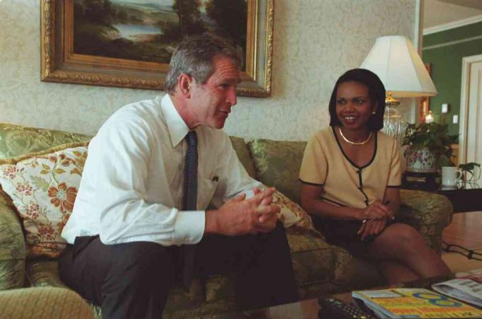 جورج دبليو يتحدث كل من بوش وكوندوليزا رايس مستشارة السياسة الخارجية في غرفة في فندق في واشنطن العاصمة