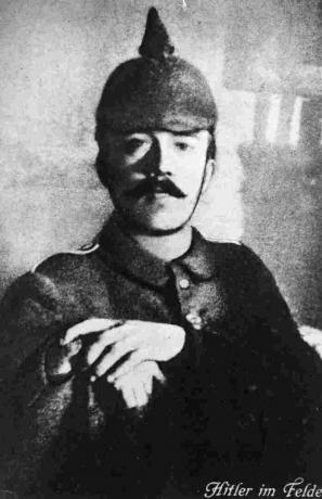 أدولف هتلر حوالي عام 1915 يرتدي زيه الميداني خلال الحرب العالمية الأولى.