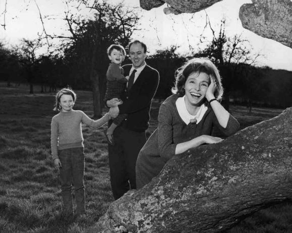 صورة بالأبيض والأسود لرولد دال يحمل أطفاله ؛ زوجته باتريشيا نيل تتكئ على شجرة