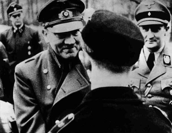 في صورته الرسمية الأخيرة ، يترك أدولف هتلر سلامة مخبأه لمنح الأوسمة لأعضاء شباب هتلر.