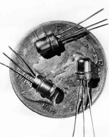 صورة مؤرخة عام 1956 لثلاثة ترانزستورات M-1 مصغرة على وجه قطعة نقدية