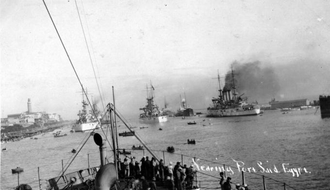 ثلاث سفن حربية أمريكية متتالية تبحر عبر قناة السويس.