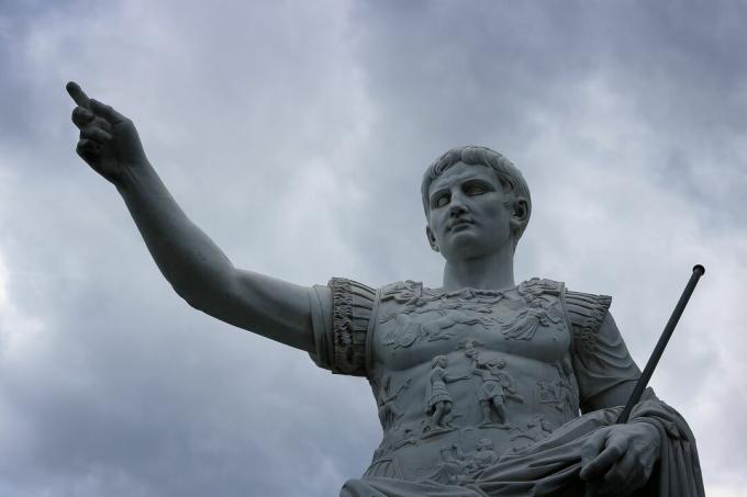 تمثال يوليوس قيصر مقابل سماء عاصفة.