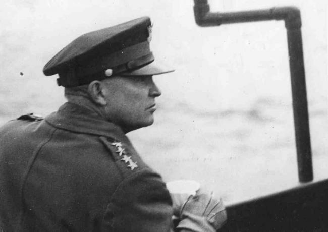 الجنرال دوايت أيزنهاور (1890 - 1969) ، القائد الأعلى لقوات الحلفاء ، يراقب عمليات الهبوط المتحالفة من سطح السفينة الحربية في القناة الإنجليزية خلال الحرب العالمية الثانية ، يونيو 1944. انتُخب آيزنهاور فيما بعد الرئيس الرابع والثلاثين للولايات المتحدة