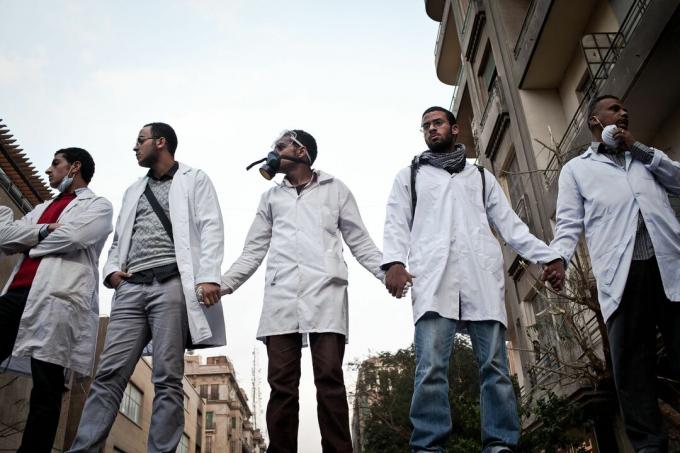 متطوعون طبيون خلال الربيع العربي 2011 في ميدان التحرير ، القاهرة ، مصر