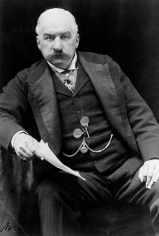 جون بيربون (JP) مورجان (1837-1913) ، الممول الأمريكي. كان مسؤولاً عن الكثير من النمو الصناعي في الولايات المتحدة ، بما في ذلك تشكيل شركة الصلب الأمريكية وإعادة تنظيم السكك الحديدية الرئيسية. في سنواته الأخيرة ، جمع الفن والكتب ، وقدم تبرعات كبيرة للمتاحف والمكتبات