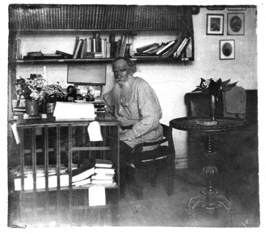 تولستوي في مكتبه للكتابة