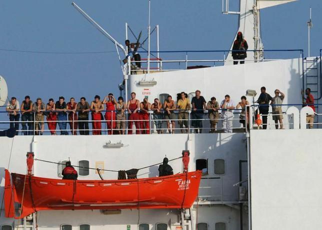 قراصنة صوماليون يحتجزون السفينة التجارية إم في فاينا يقفون على سطح السفينة مع أفراد طاقمها في 19 أكتوبر / تشرين الأول 2008.