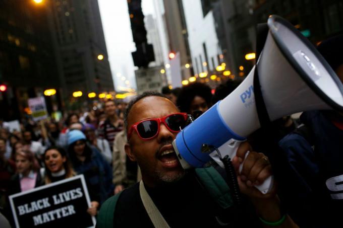 المتظاهرون يحتفلون بالحكم في محاكمة قتل ضابط شرطة شيكاغو جايسون فان دايك في 5 أكتوبر 2018.