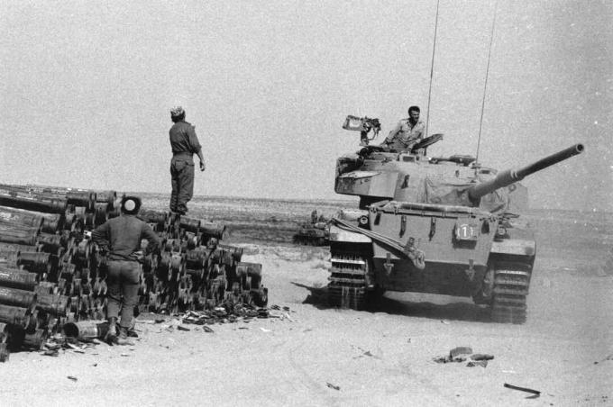 دبابة إسرائيلية في مستودع الإمدادات في سيناء ، 1973.