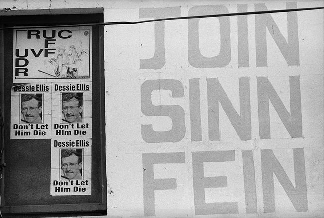 ملصقات في أيرلندا الشمالية تدعم الحزب السياسي شين فين وتقارن قوة شرطة إيرلندا الشمالية بالجيش البريطاني.