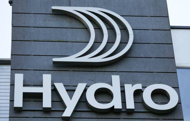 يمكن رؤية الشعار الجديد لمجموعة الألمنيوم النرويجية Norsk Hydro في مقرها الرئيسي في Lysaker خارج أوسلو ، النرويج