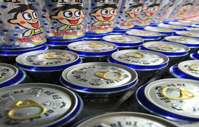 علب ألمنيوم تحتوي على مشروب صيني معروضة على رفوف في سوبر ماركت كارفور في بكين ، الصين