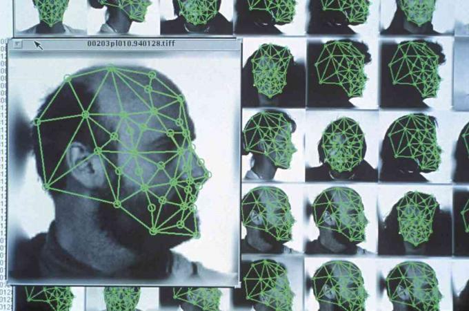 يستخدم علماء الجريمة تقنية التعرف على الوجه الرقمية للتعرف على المشتبه بهم الجنائيين.