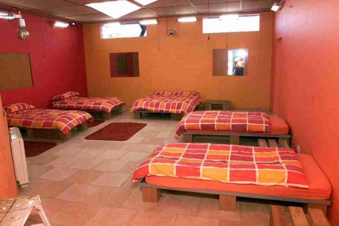غرفة حمراء واحدة مع أسرة منصة متعددة ، سرير مزدوج جديد في غرفة الأولاد لمنزل "Big Brother 2" في 28 أبريل 2001 في لندن