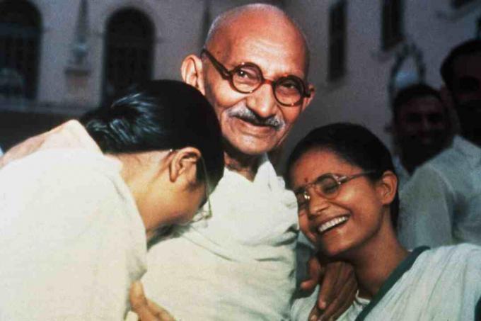 المهاتما غاندي مع حفيداته