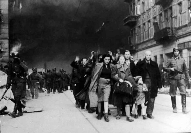 القبض على اليهود من قبل القوات النازية في وارسو