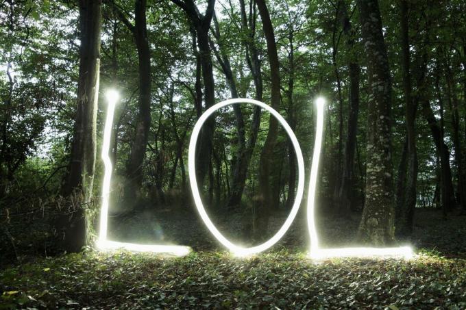 اكتب "LOL" في الضوء في الغابة