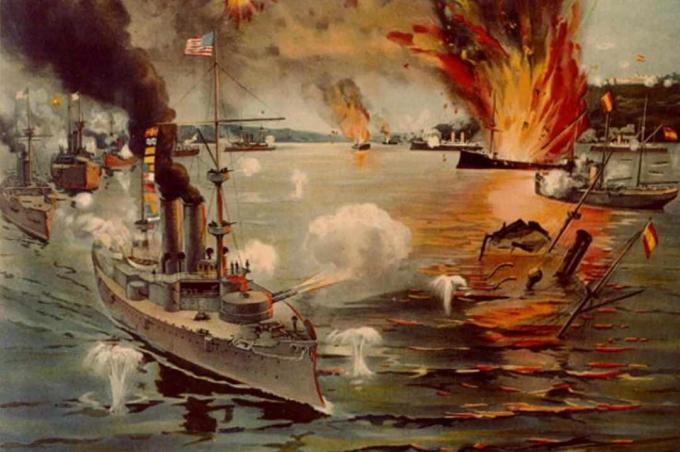 السفن الحربية الأمريكية تطلق النار على الأسبان خلال معركة خليج مانيلا.
