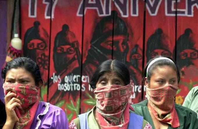 ثلاث نساء Zapatista مع وجوه ملثمين