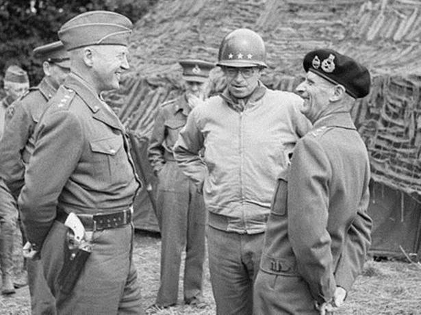 الفريق عمر برادلي (وسط) خلال الحرب العالمية الثانية
