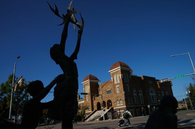 منظر لتمثال " الأرواح الأربعة" والكنيسة المعمدانية في الشارع السادس عشر في برمنغهام ، ألاباما.