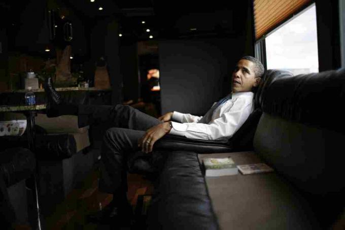 باراك أوباما يسترخي في جولة حافلة في حملته الانتخابية لعام 2008