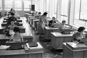 مجمع الطباعة في مكاتب بائع التجزئة ماركس وسبنسر ، بيكر ستريت ، لندن ، 7 أبريل 1959.