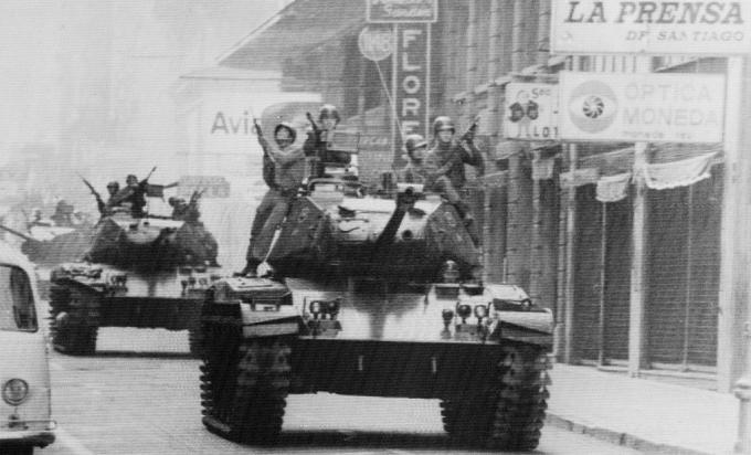 جنود يركبون الدبابات في شوارع سانتياغو ، تشيلي ، بينما يؤدي الجنرال أوجوستو بينوشيه اليمين الدستورية كرئيس.