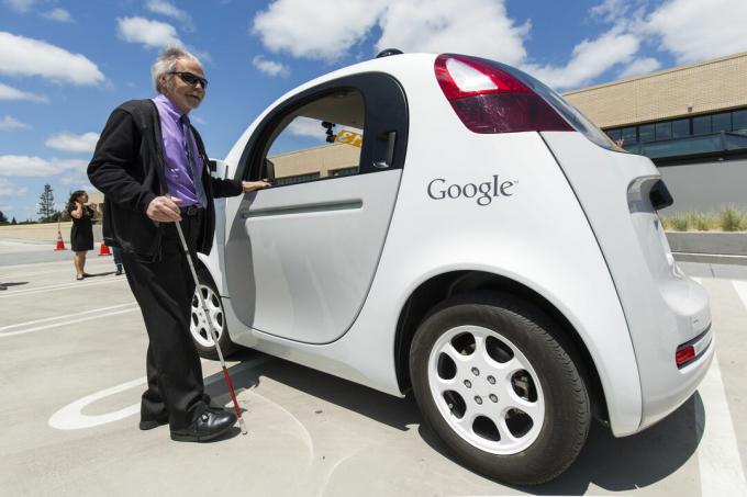 شخص أعمى قبل الركوب في أحدث نسخة من سيارة Google ذاتية القيادة خارج معامل GoogleX في ماونتن فيو ، كاليفورنيا.