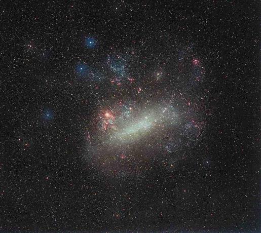 منظر سحابة Magellanic الكبيرة وجميع مناطق تكوين النجوم (باللون الأحمر). يمتد الشريط المركزي عبر المجرة بأكملها.