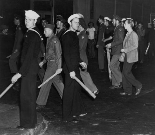 عصابات من البحارة ومشاة البحرية الأمريكيين مسلحين بالعصي خلال Zoot Suit Riots ، لوس أنجلوس ، كاليفورنيا ، يونيو 1943.