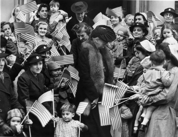 إليانور روزفلت تزور حضانة الخدمة التطوعية النسائية في ريجنتس بارك