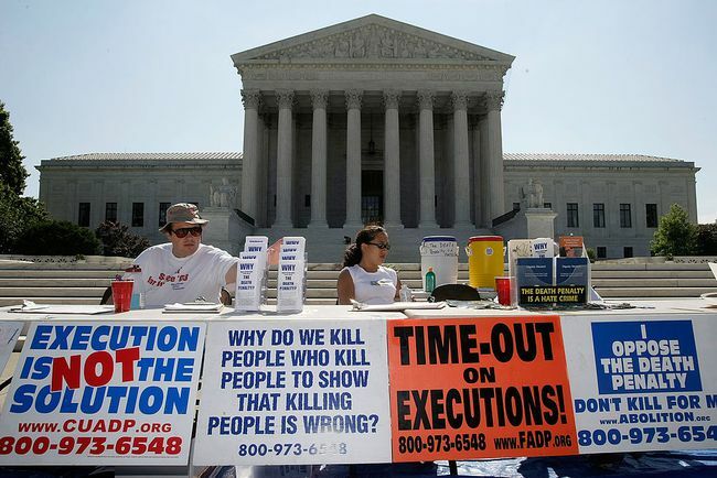 نشطاء يشاركون في وقفة احتجاجية ضد عقوبة الإعدام أمام المحكمة العليا الأمريكية في 1 يوليو / تموز 2008 في واشنطن العاصمة.